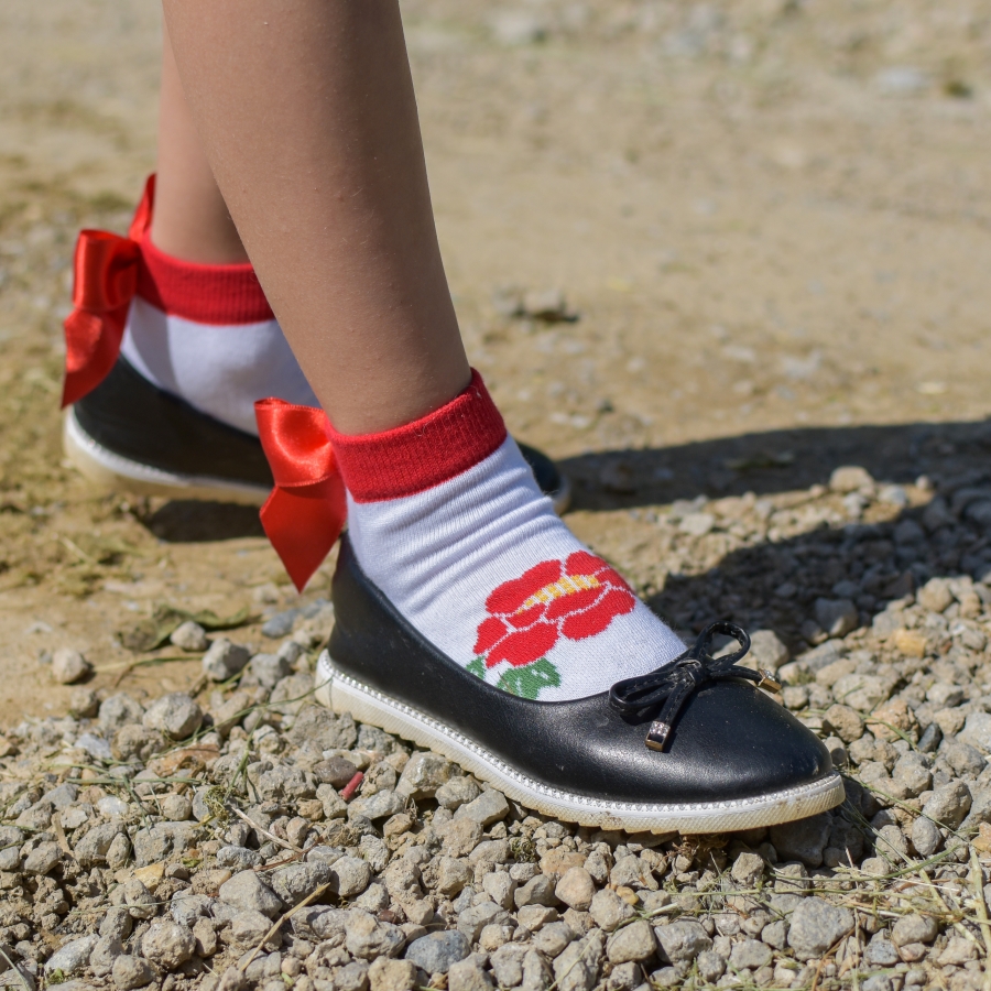 DETSKÉ folkové ponožky s červenou mašľou
